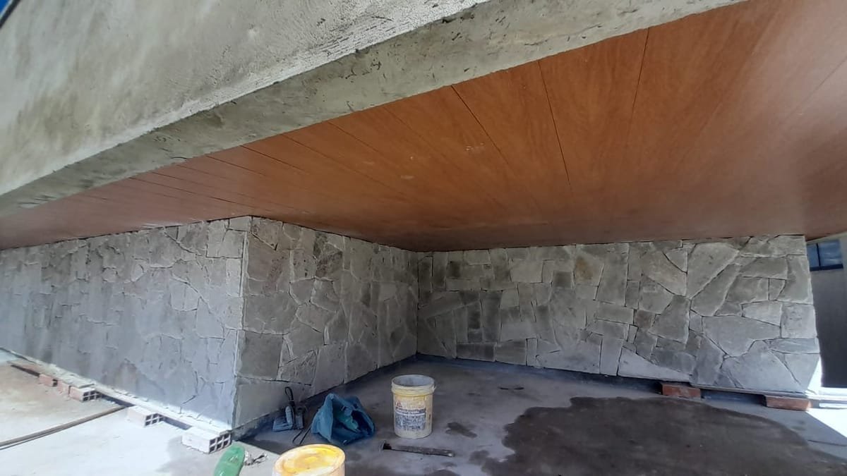 Muro de contenção e decorativo com pedra natural