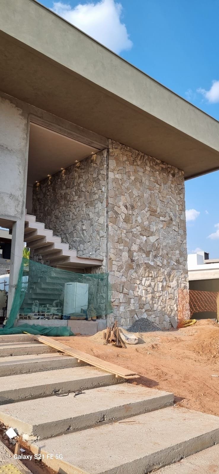 Borda de piscina revestida com pedras atérmicas