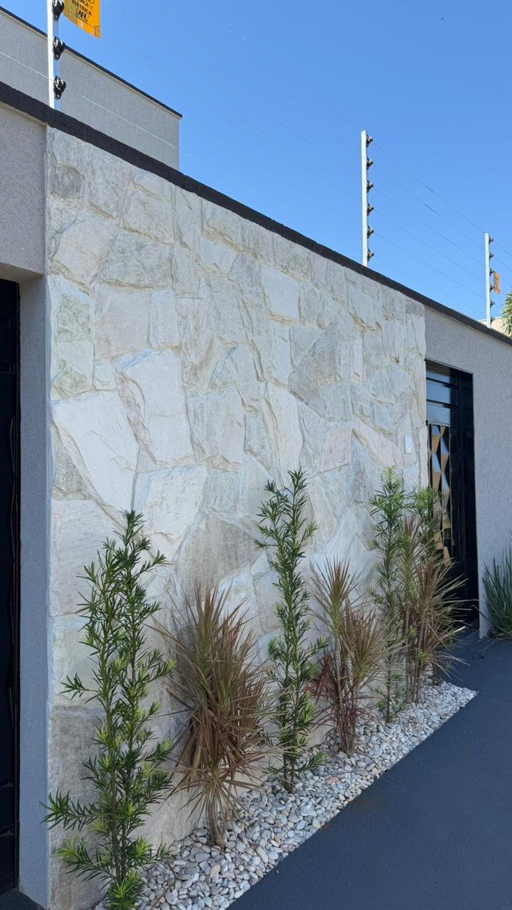 Revestimento em pedra natural em fachada de alto padrão